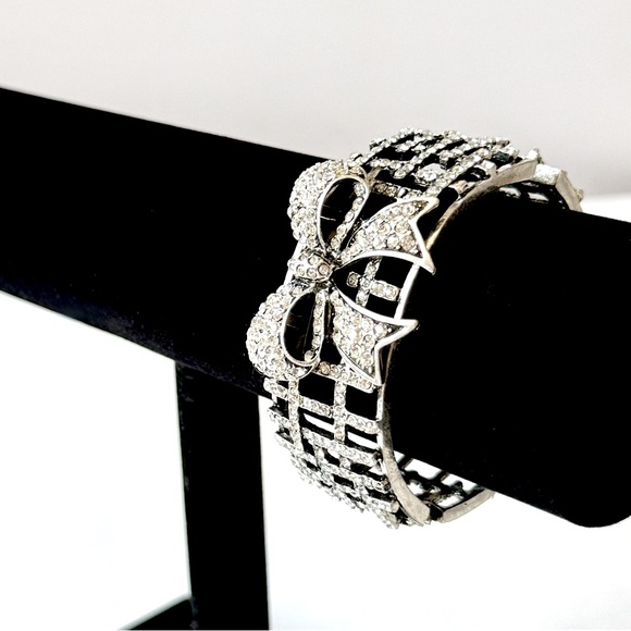 WHITE HOUSE BLACK MARKET | NWT | Rhinestone Bow Silver Statement Cuff | 🎀 - Picture 4 of 5